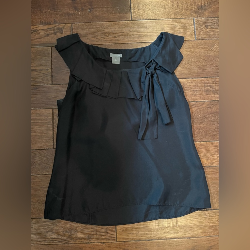 Ann Taylor Blouse black, Size 6 petite
